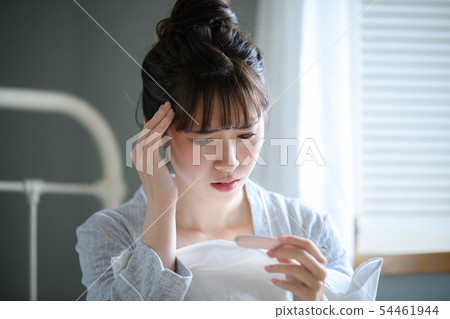 Woman cold thermometer thermometer 54461944