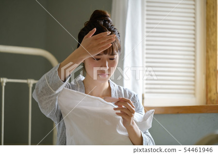 Woman cold thermometer thermometer 54461946