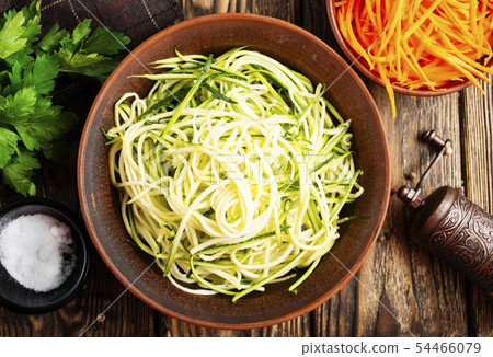 Zucchini noodles 54466079