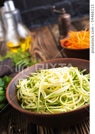 Zucchini noodles 54466113