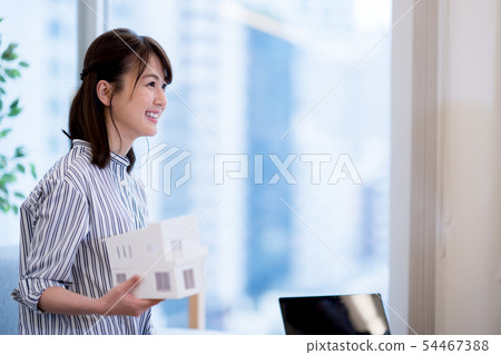 住房模型的女人 住房模型的女人 54467388