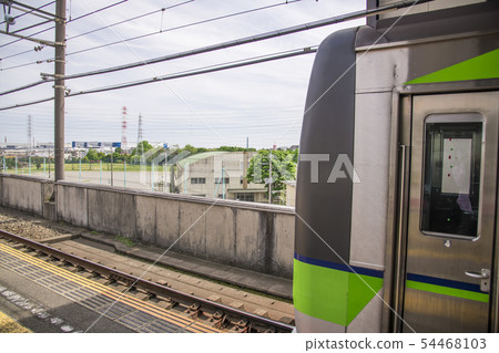 [Linear station construction site from Keio Line platform] 54468103
