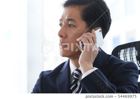 Businessman (smartphone) 54469975