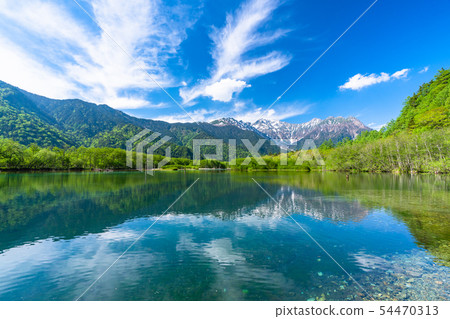 <<Nagano Prefecture>> Early summer Kamikochi, fresh green Taisho pond <<Nagano Prefecture>> Early summer Kamikochi, fresh green Taisho pond 54470313