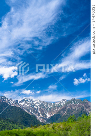<<Nagano Prefecture>> Early summer Kamikochi, fresh green Taisho pond <<Nagano Prefecture>> Early summer Kamikochi, fresh green Taisho pond 54470353