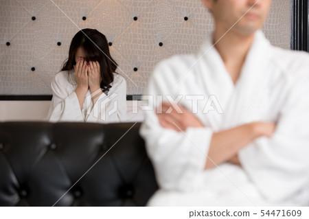 男人和女人在酒店爬行 男人和女人在酒店爬行 54471609