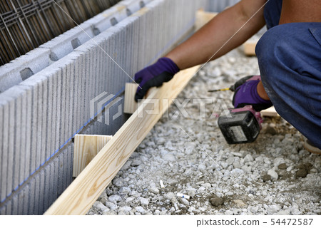 Exterior work: Block fence and pre-striking framework 54472587