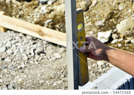 Measure the horizontal and vertical of the column using the used leveler 54472588