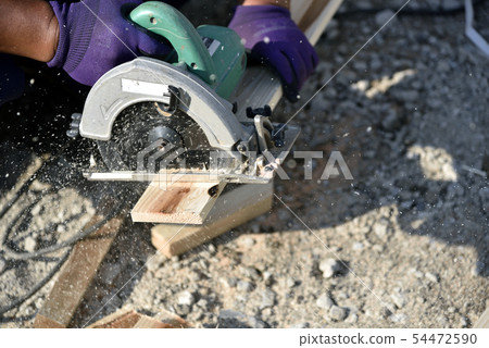 Cut wood with a circular saw 54472590