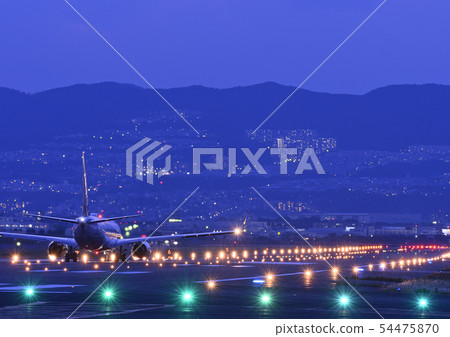 等待起飛的飛機在伊丹機場的晚上 54475870