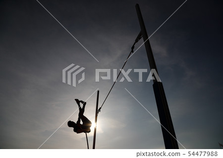 撐竿跳高剪影 54477988