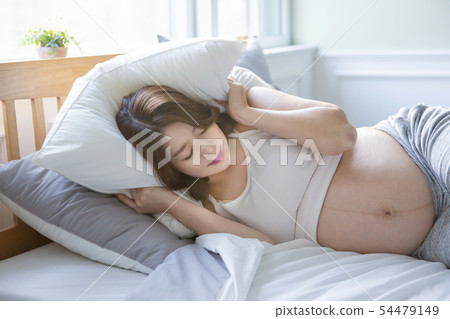 Portrait of beautiful pregnant woman 050 54479149