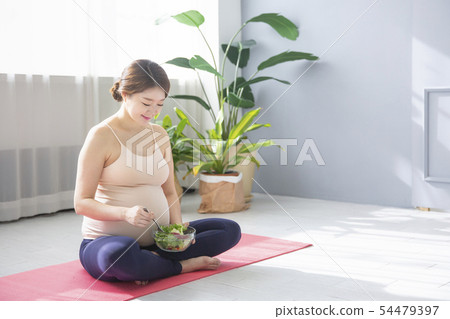 Beautiful asian pregnant woman. pregnancy, fitness and healthy lifestyle concept 101 54479397