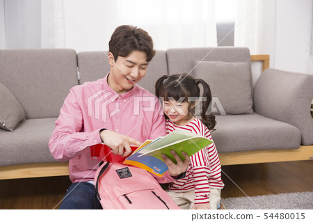 Parenting, childhood and family life concept photo 538 54480015
