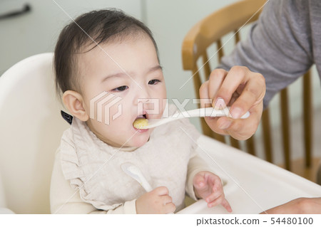 Parenting, childhood and family life concept photo 429 54480100