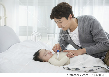 Parenting, childhood and family life concept photo 017 54480615