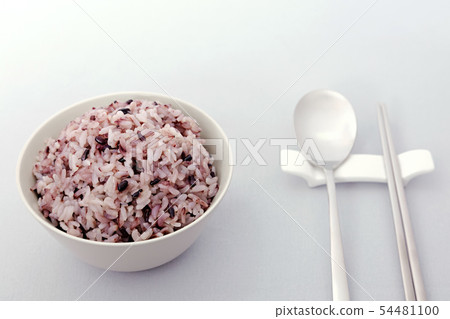 Assortment of Various grains and rice in bowls. 054 54481100