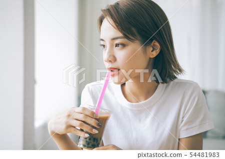 少婦飲用的珍珠粉牛奶茶 54481983