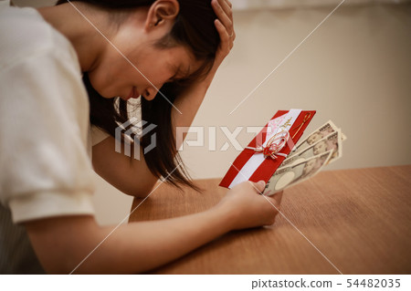 Women who are troubled Women who are troubled 54482035