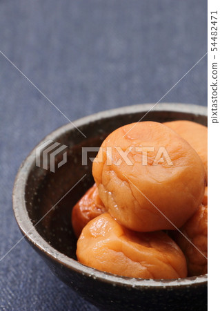 Honey plum (seasoned pickled plum) 54482471