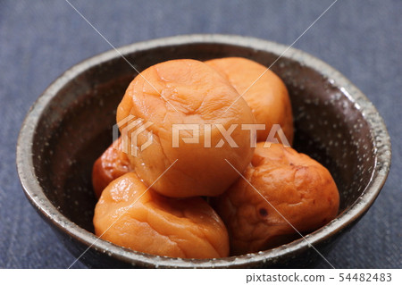 Honey plum (seasoned pickled plum) 54482483
