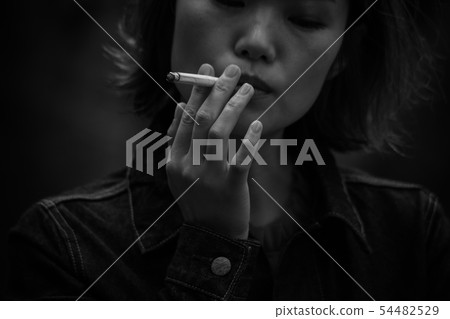 一個吸煙的女人 54482529