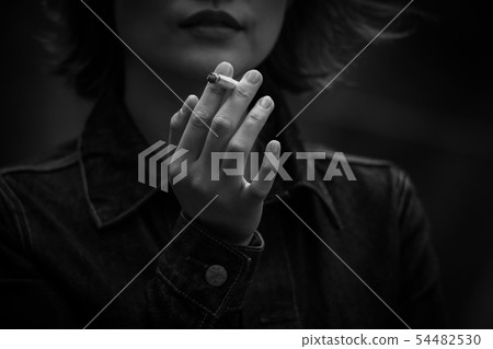 一個吸煙的女人 一個吸煙的女人 54482530