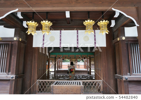 和服的少婦崇拜在Kawai寺廟 54482840