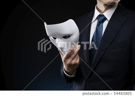 一個男人戴著面具和一套西裝 54483805