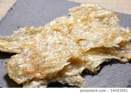 A snack and grilled on a slate plate. 54483991
