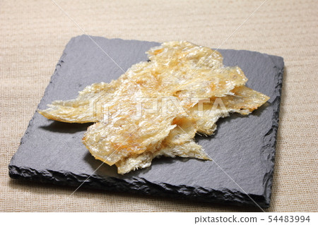A snack and grilled on a slate plate. 54483994