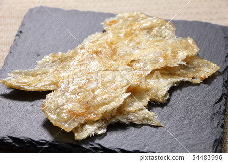 A snack and grilled on a slate plate. 54483996