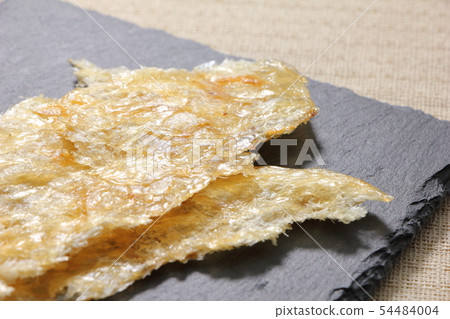 A snack and grilled on a slate plate. 54484004