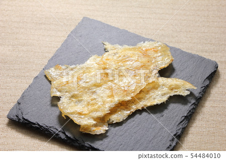 A snack and grilled on a slate plate. 54484010