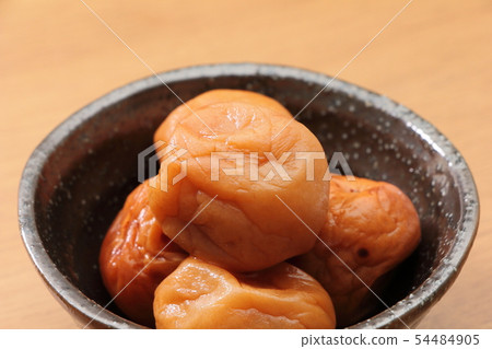 Honey plum (seasoned pickled plum) 54484905