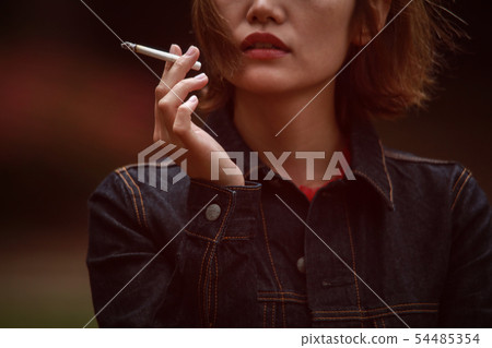 一個吸煙的女人 54485354