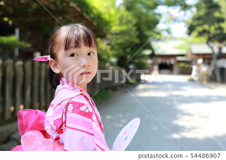 浴衣(夏季節日Bon Odori事件活動傳統日本和服女孩女孩文化育兒育兒育兒孩子和服寺) 浴衣(夏季節日Bon Odori事件活動傳統日本和服女孩女孩文化育兒育兒育兒孩子和服寺) 54486907