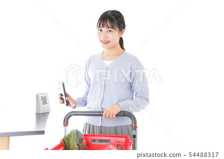 Young woman doing cashless payment 54488317