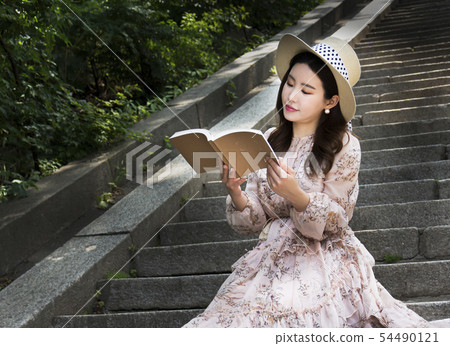 A woman reading 54490121