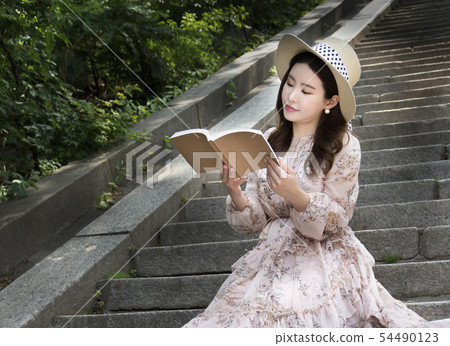 A woman reading 54490123