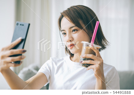 採取一selfie用珍珠粉牛奶茶的女孩 54491888