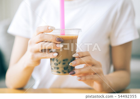少婦飲用的珍珠粉牛奶茶 少婦飲用的珍珠粉牛奶茶 54492355