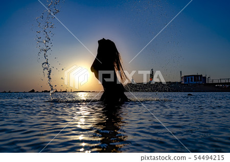 The silhouette of a sporty girl who makes hair 54494215