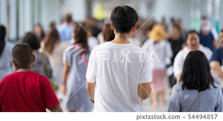 Crowd of anonymous people walking on the city 54494857