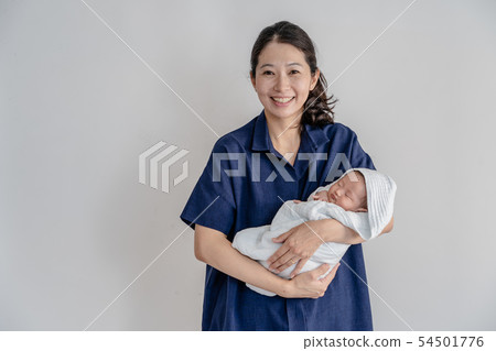 新生兒的父母和孩子 54501776