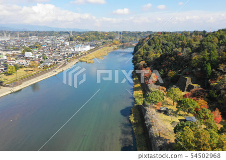流動在人吉市的熊河鳥瞰圖 流動在人吉市的熊河鳥瞰圖 54502968