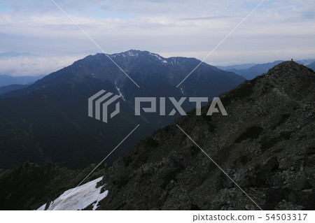 南阿爾卑斯山脈Shiramine Miyama帳篷縱向景觀從山頂山頂。 54503317