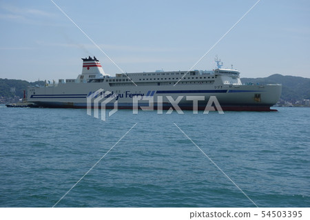 關門海峽外的阪急輪渡通過 關門海峽外的阪急輪渡通過 54503395