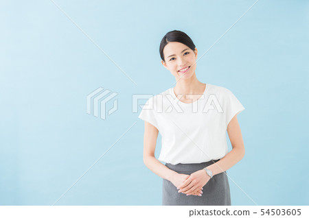 Business twenties women (blue background) 54503605