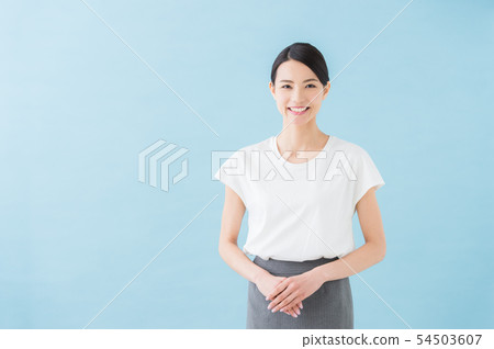 二十多歲的女性（藍色背景） 54503607